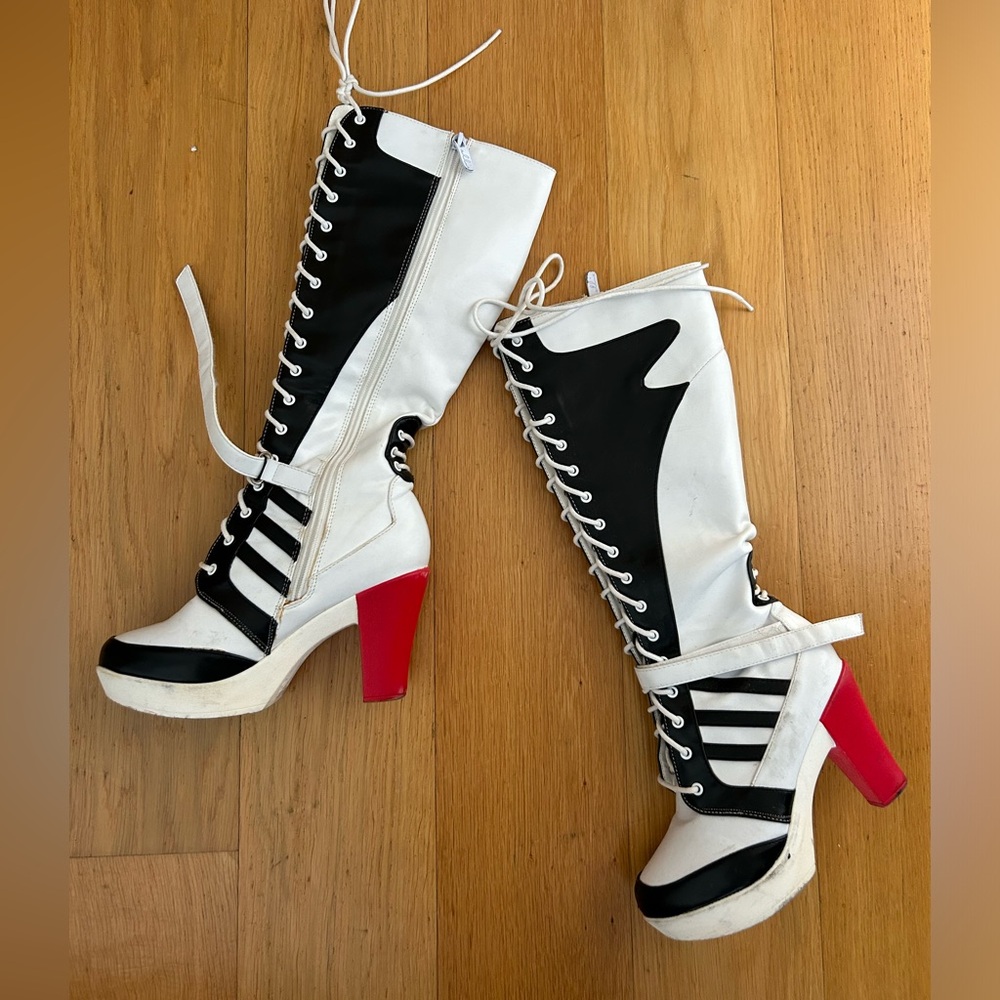 Amazing white lace up boots !
